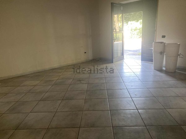 locale commerciale in affitto a San Nicola la Strada