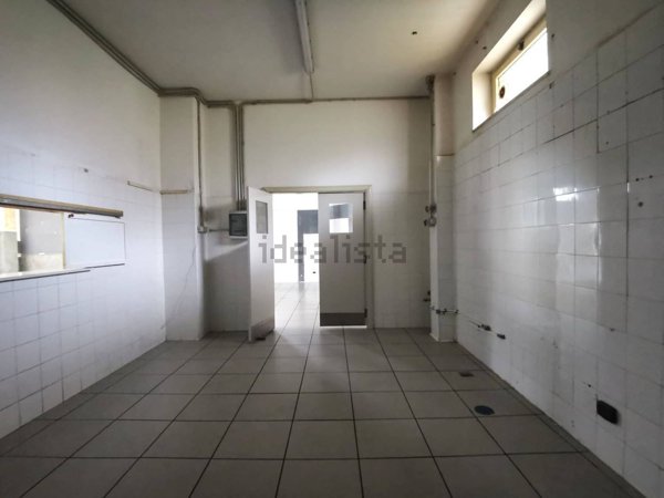 locale commerciale in affitto a San Nicola la Strada