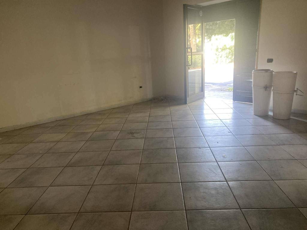 negozio in affitto a San Nicola la Strada