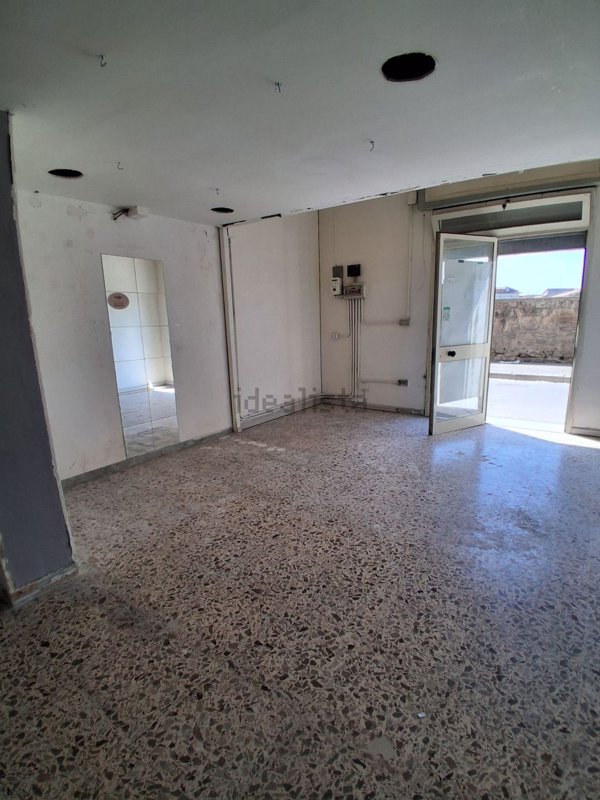 locale commerciale in affitto a San Nicola la Strada