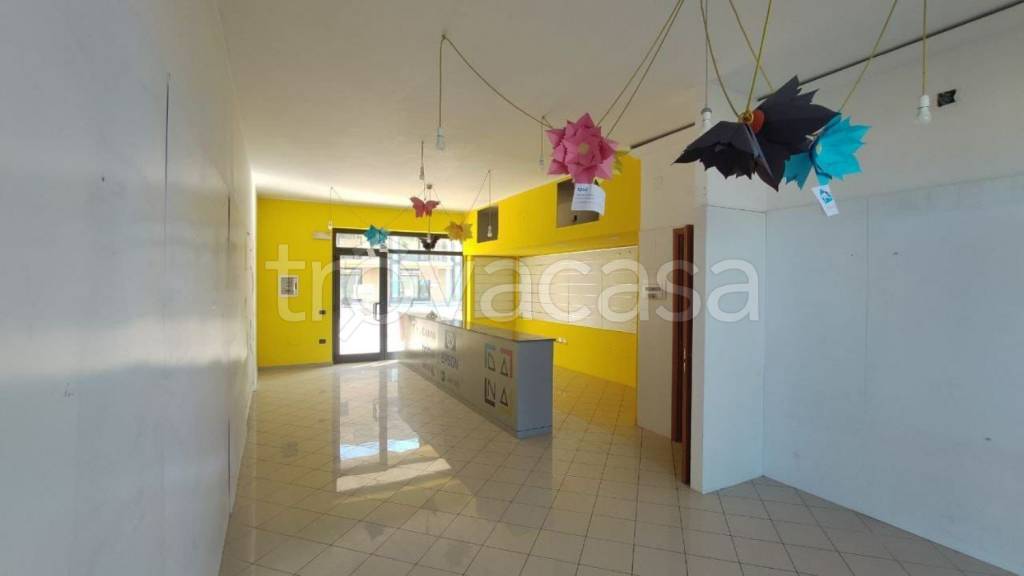 negozio in affitto a San Prisco