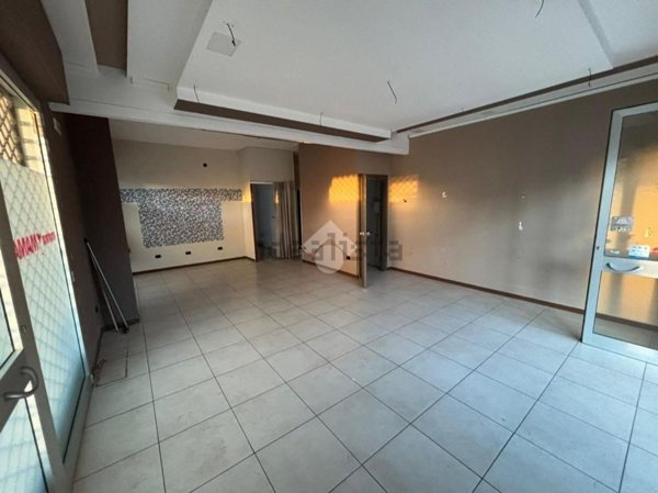 negozio in affitto a San Prisco