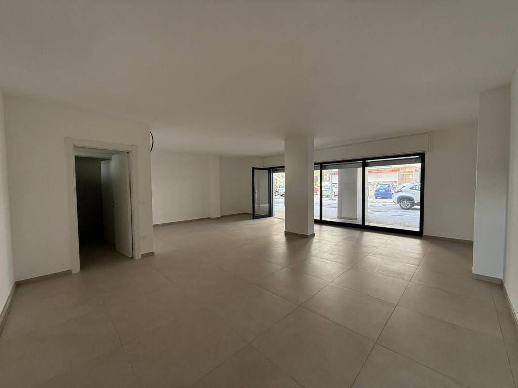 negozio in affitto a San Prisco