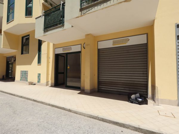negozio in affitto a San Prisco