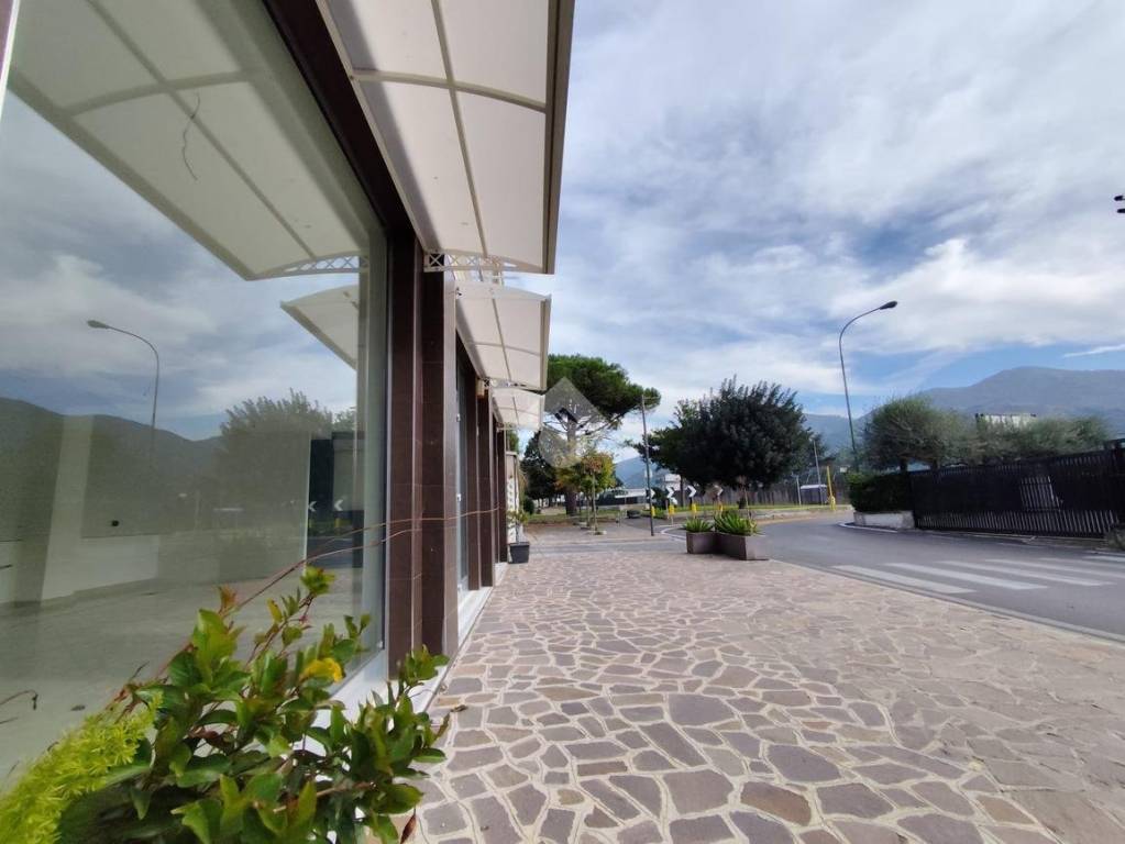 negozio in affitto a Santa Maria a Vico