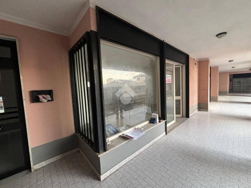negozio in affitto a Santa Maria a Vico