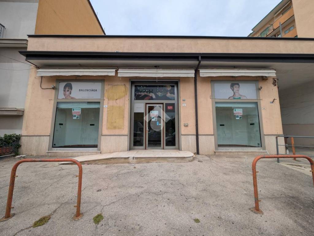 negozio in affitto a Santa Maria a Vico