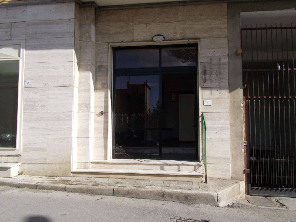 negozio in affitto a Santa Maria a Vico