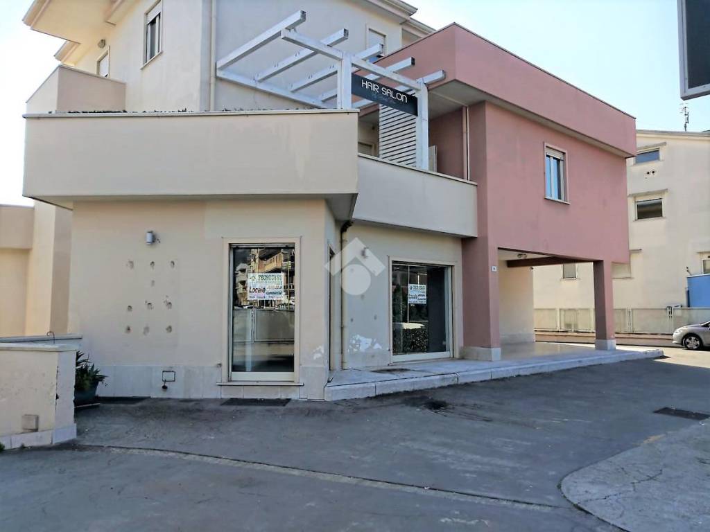negozio in affitto a Santa Maria a Vico