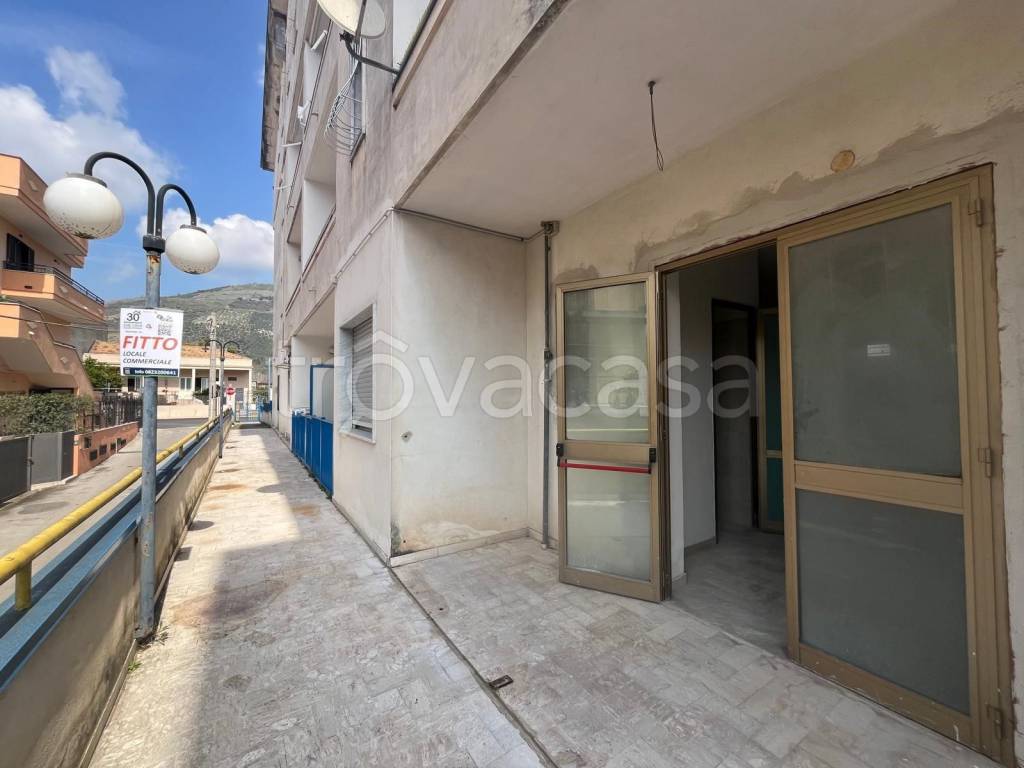 negozio in affitto a Santa Maria a Vico