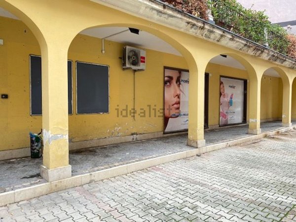 locale commerciale in affitto a Santa Maria Capua Vetere