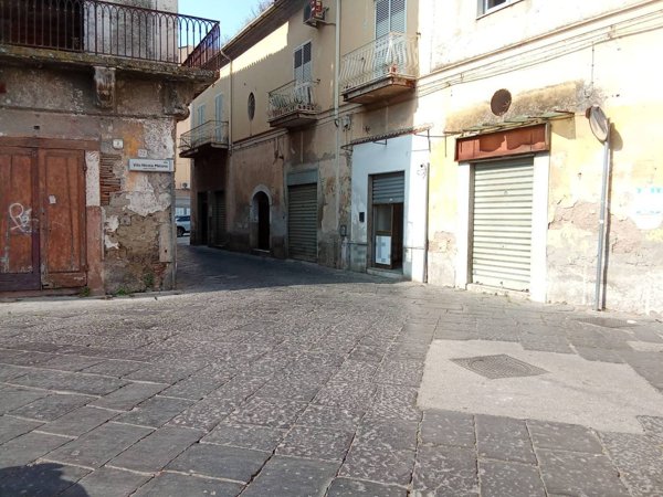 locale commerciale in affitto a Santa Maria Capua Vetere