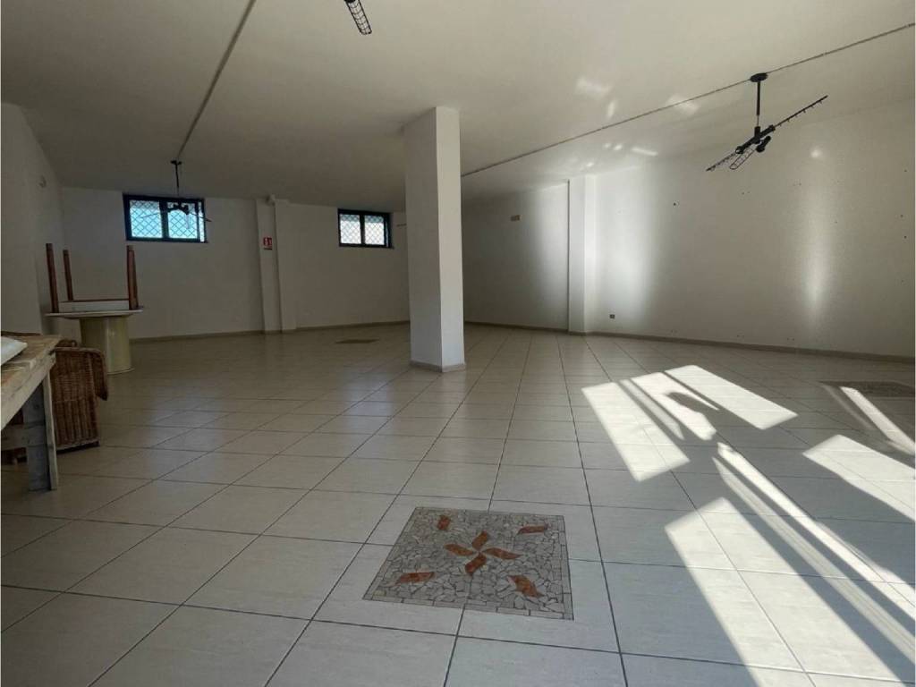 locale commerciale in affitto a Santa Maria Capua Vetere