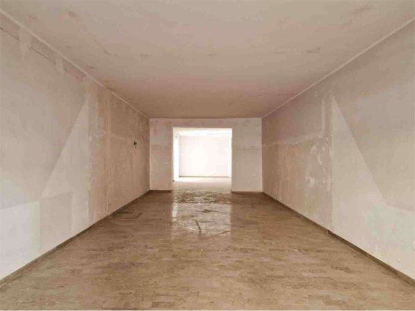 locale commerciale in affitto a Santa Maria Capua Vetere