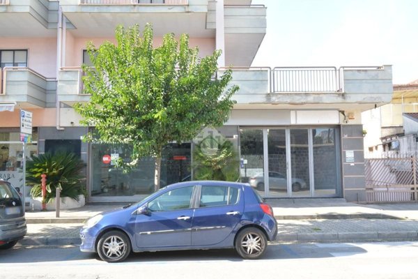 locale commerciale in affitto a Santa Maria Capua Vetere