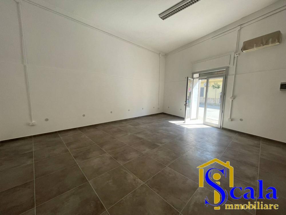 locale commerciale in affitto a Santa Maria Capua Vetere