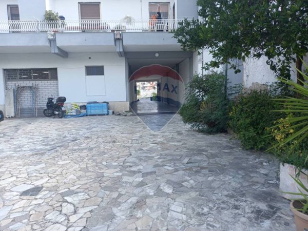 locale commerciale in affitto a Santa Maria Capua Vetere