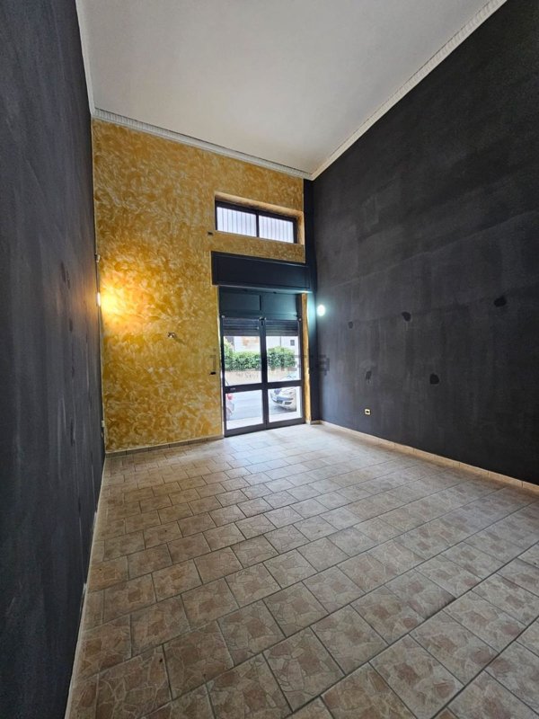 locale commerciale in affitto a Santa Maria Capua Vetere