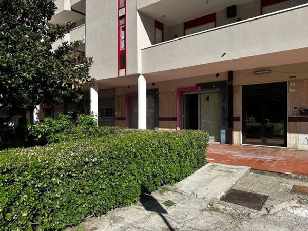 negozio in affitto a Santa Maria Capua Vetere