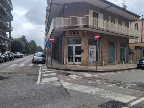 negozio in affitto a Santa Maria Capua Vetere