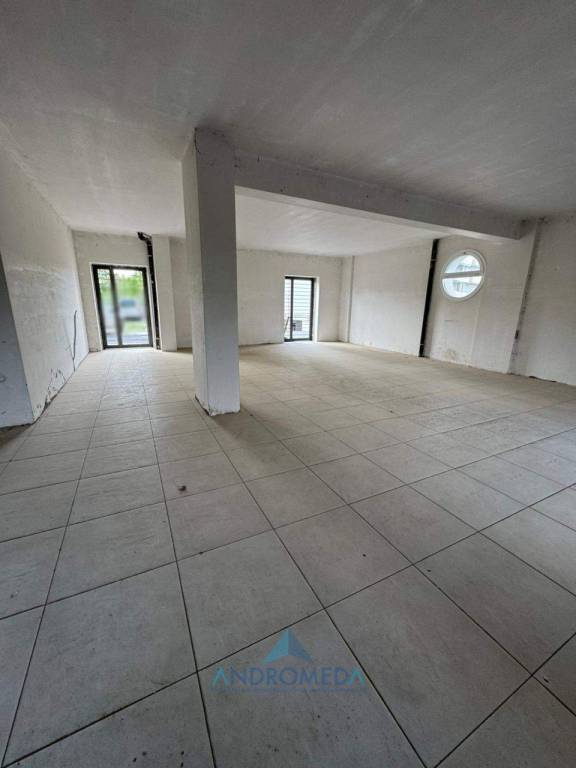 negozio in affitto a Sant'Arpino