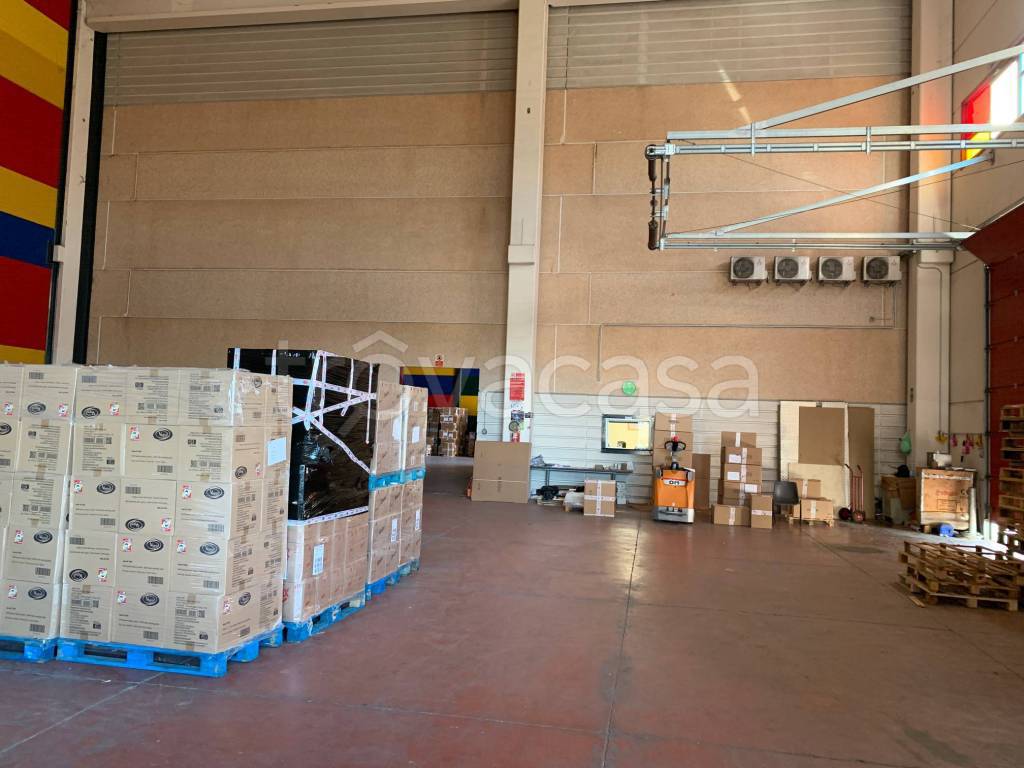 locale commerciale in affitto a Teverola
