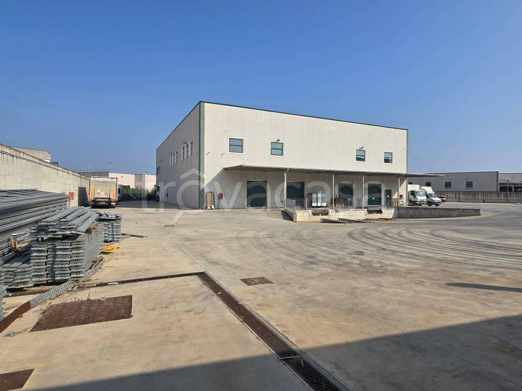 locale commerciale in affitto a Teverola