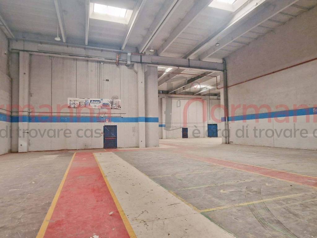 locale commerciale in affitto a Teverola