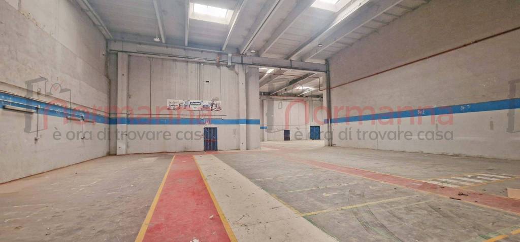 locale commerciale in affitto a Teverola