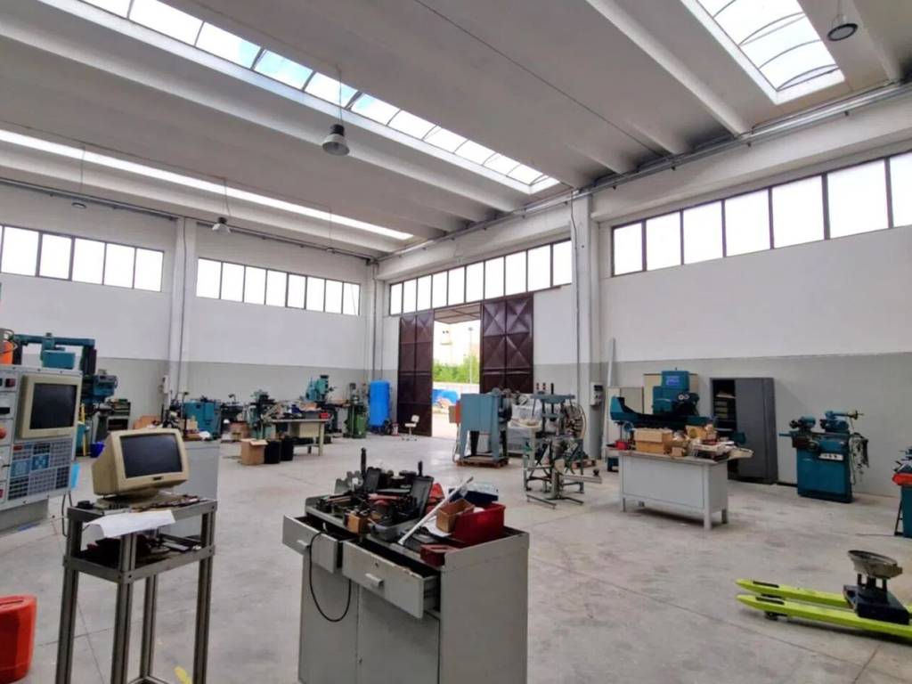 locale commerciale in affitto a Teverola