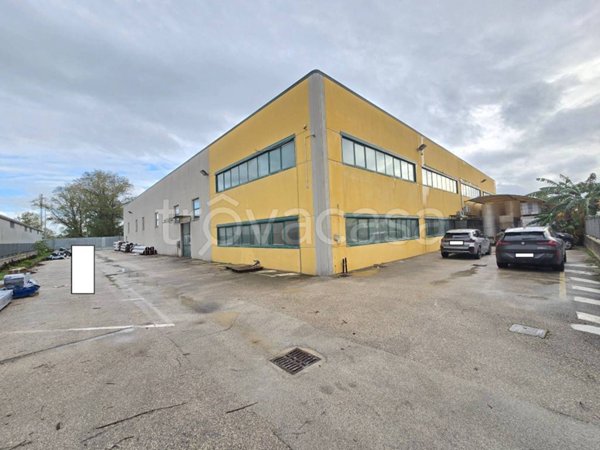 locale commerciale in affitto a Teverola