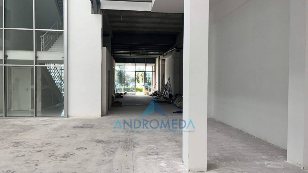 locale commerciale in affitto a Teverola