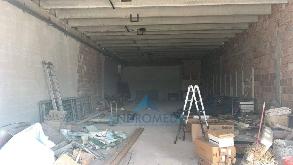 locale commerciale in affitto a Teverola