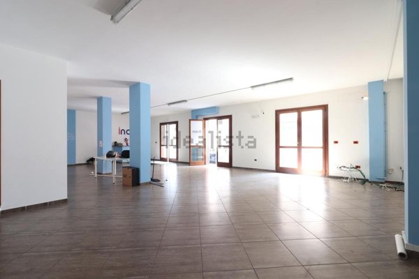 locale commerciale in affitto a Teverola