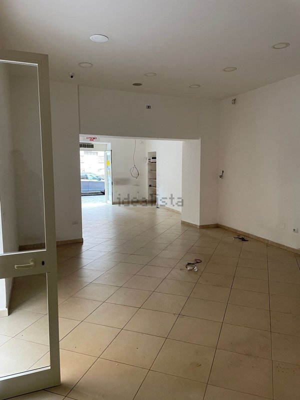 locale commerciale in affitto a Teverola