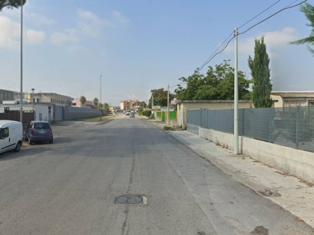 locale commerciale in affitto a Teverola