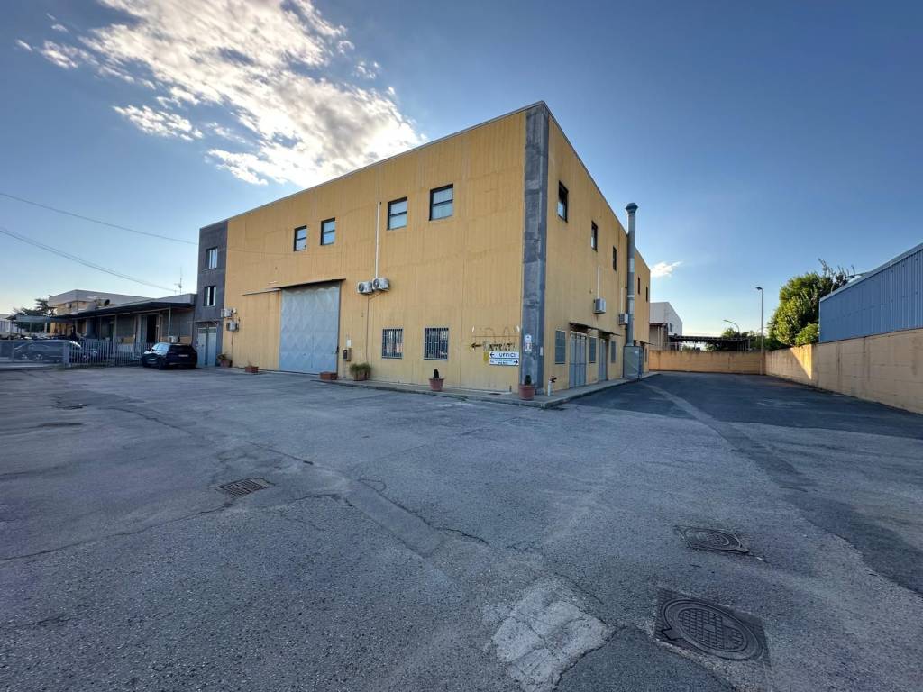 locale commerciale in affitto a Teverola