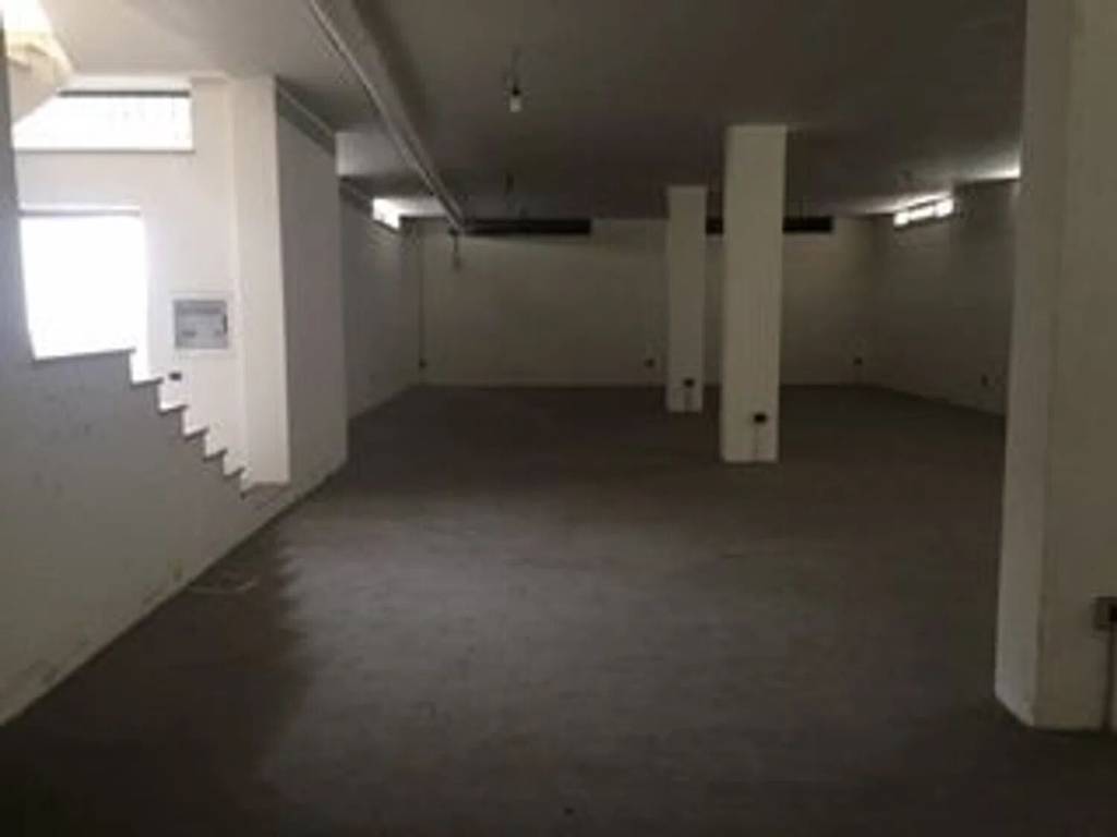 negozio in affitto a Trentola Ducenta