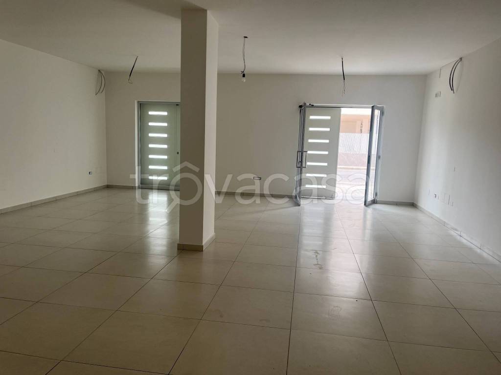 negozio in affitto a Trentola Ducenta