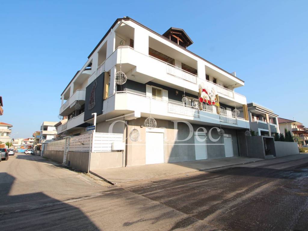 negozio in affitto a Trentola Ducenta