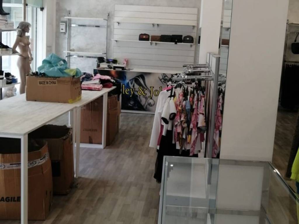 negozio in affitto a Trentola Ducenta