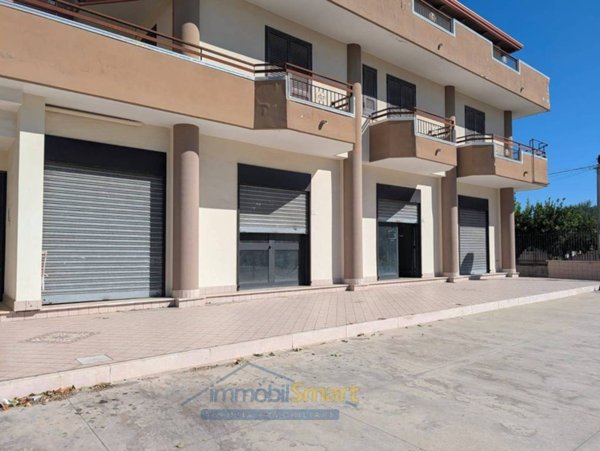 negozio in affitto a Trentola Ducenta