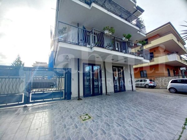 negozio in affitto a Trentola Ducenta