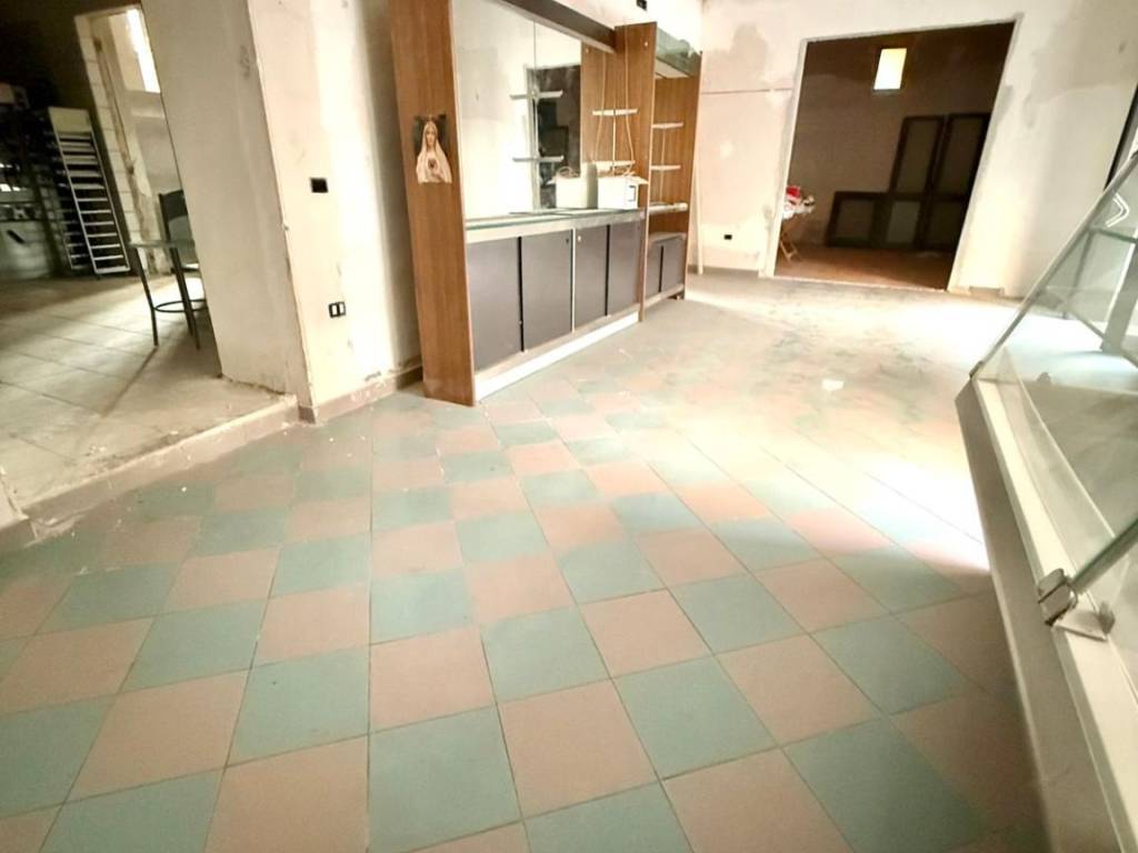 negozio in affitto a Trentola Ducenta