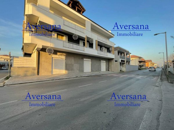 negozio in affitto a Trentola Ducenta