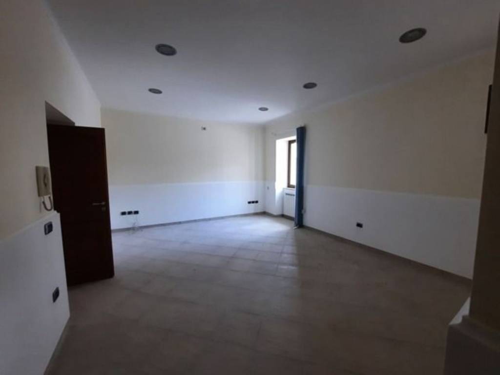 negozio in affitto a Trentola Ducenta