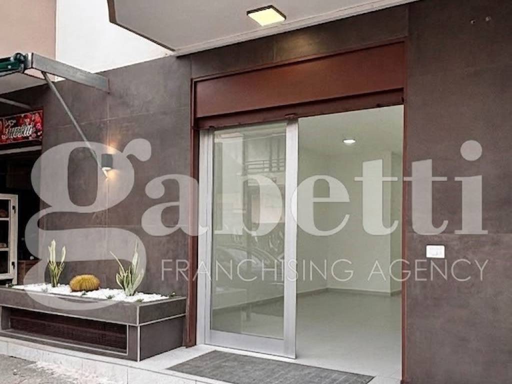 negozio in affitto a Trentola Ducenta