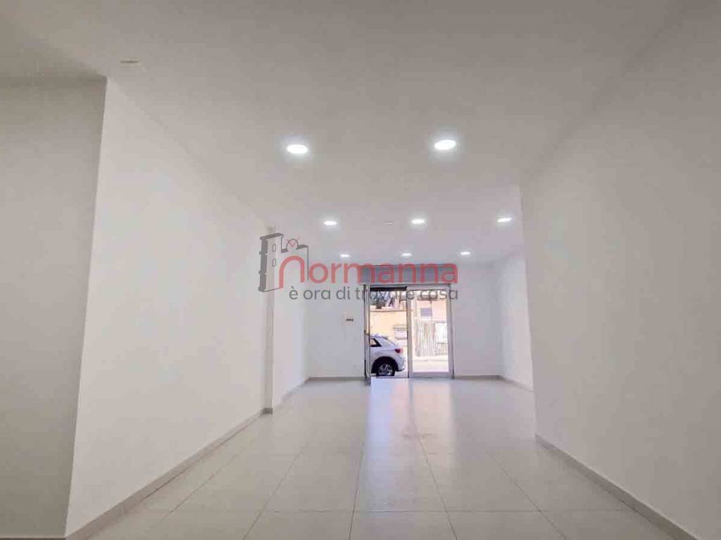 negozio in affitto a Trentola Ducenta