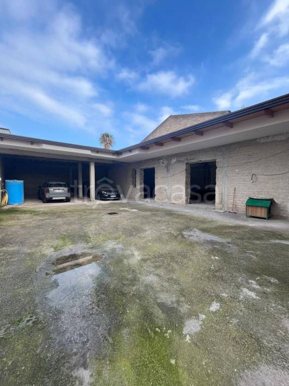 locale commerciale in affitto a Villa di Briano