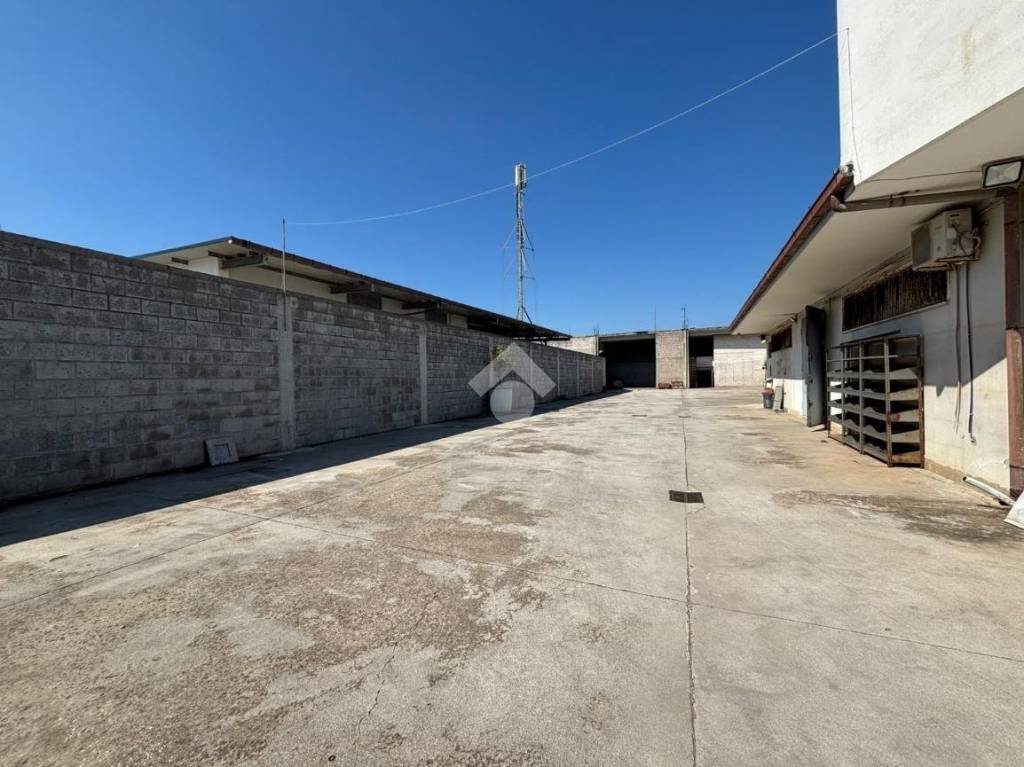 negozio in affitto a Villa Literno